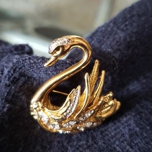 Goose brooch gold color.